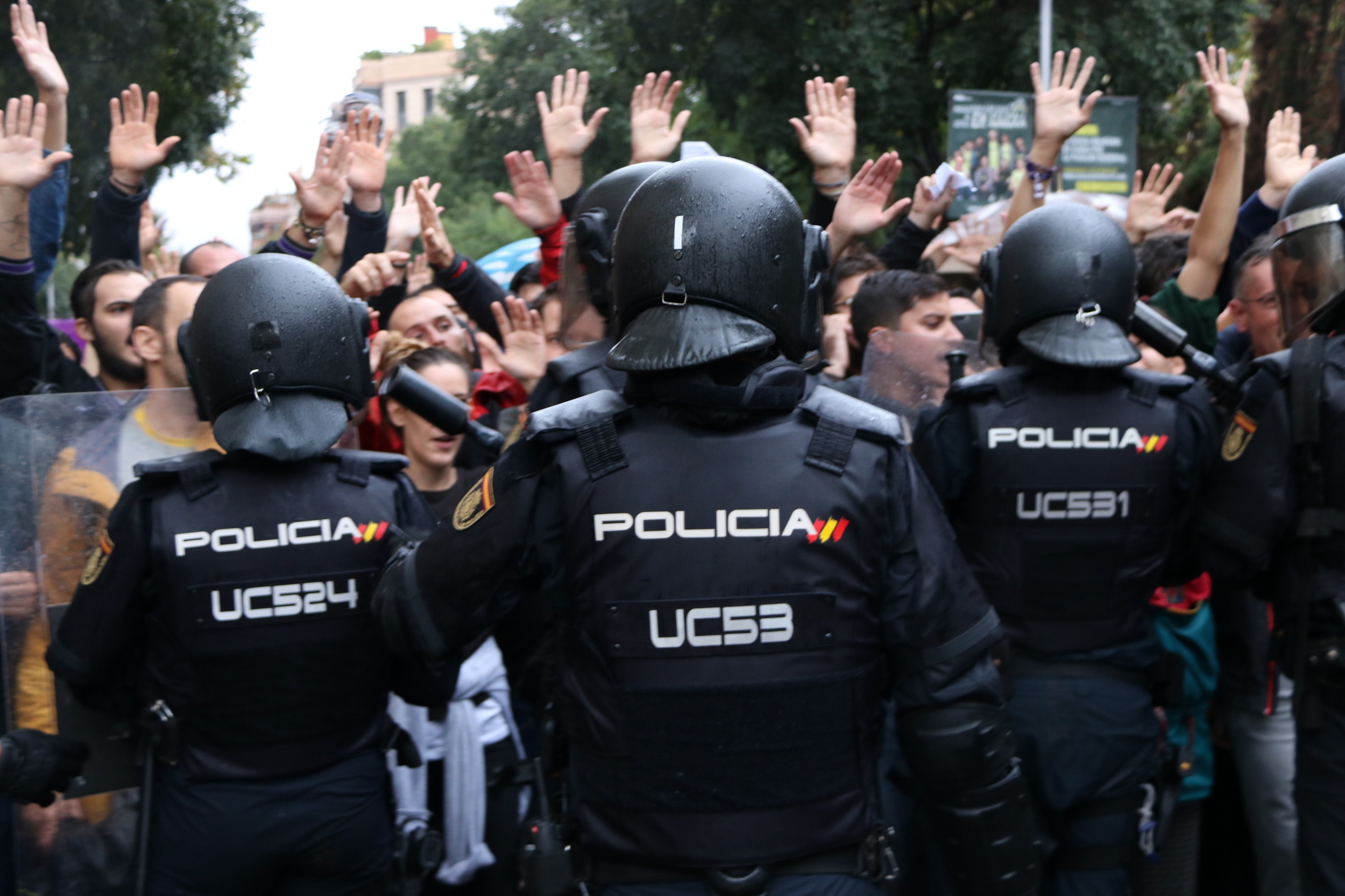 Spanish police in the foreground on October 1 2017 (by Andrea Zamorano)